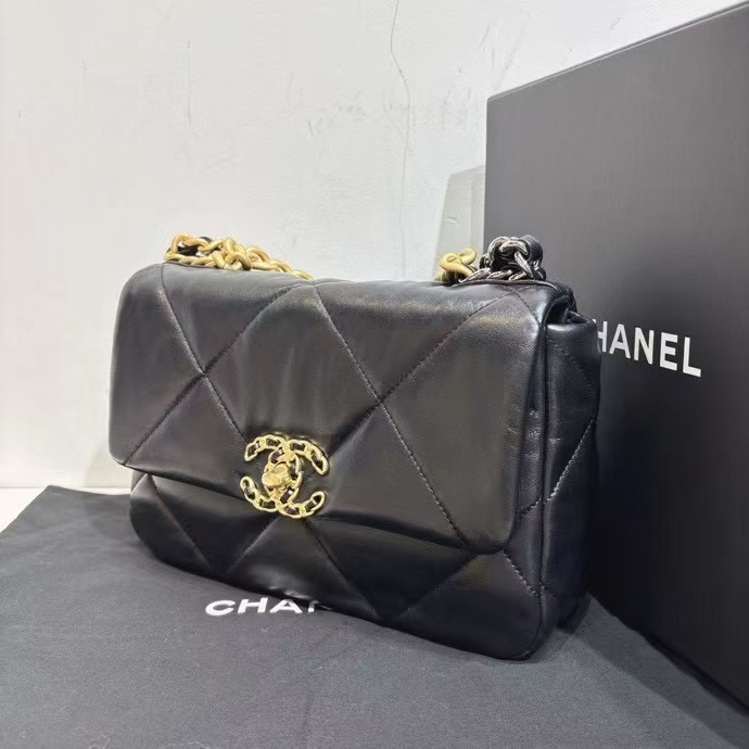 Chanel香奈儿 黑金19bag小号芯片款 Chanel 香奈儿 19Bag 小号 黑色金扣  成色：99新闲置  芯片包 配件全套 尺寸：26*16 超好看黑色金扣 省钱好价💰带走