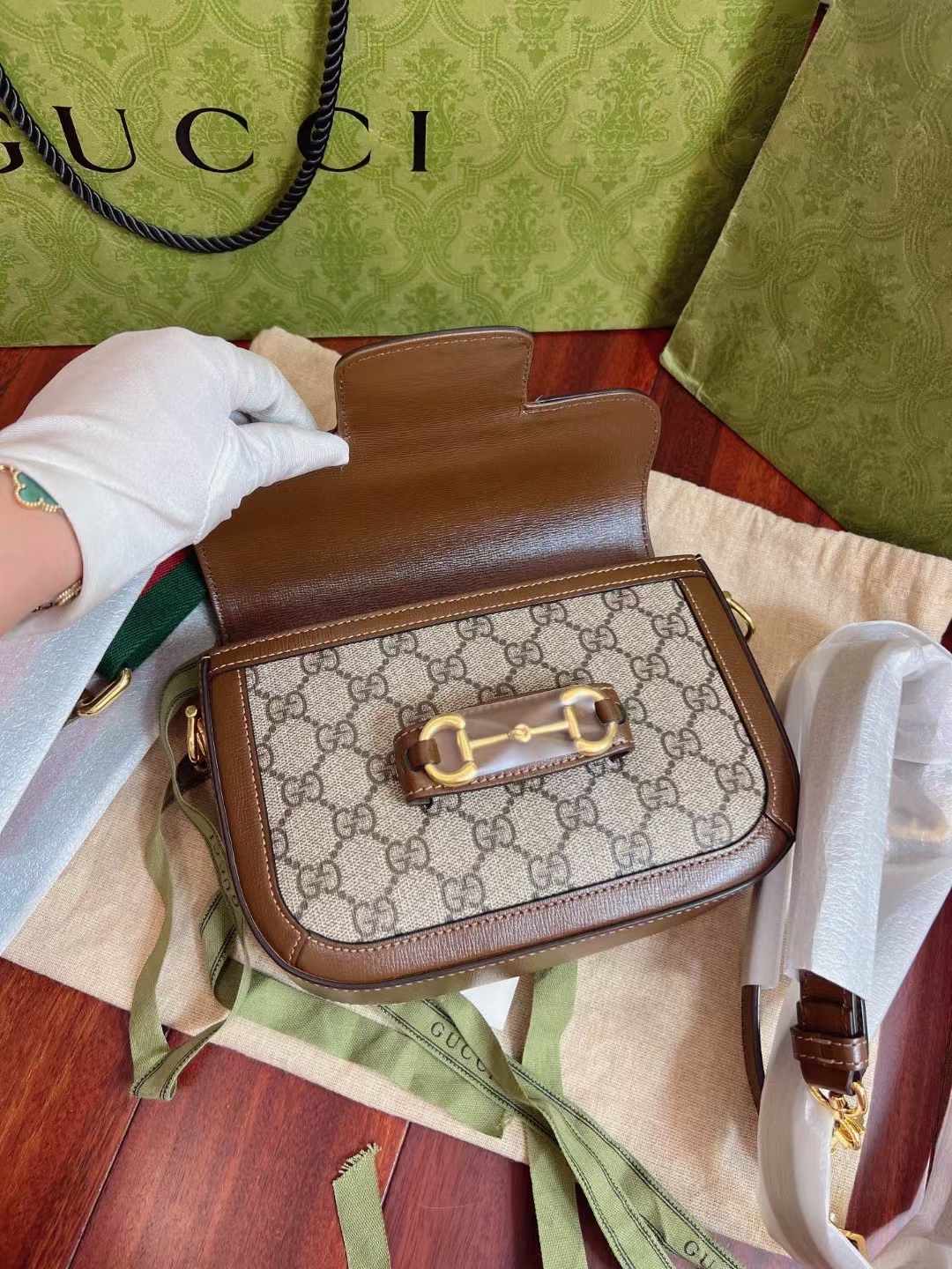 Gucci古驰 棕色1955迷你马鞍包 保存品Gucci  mini  棕色1955马鞍包 大小真的太合适了 搭配两根不同的肩带 各路明星同款 附件尘袋好价💰