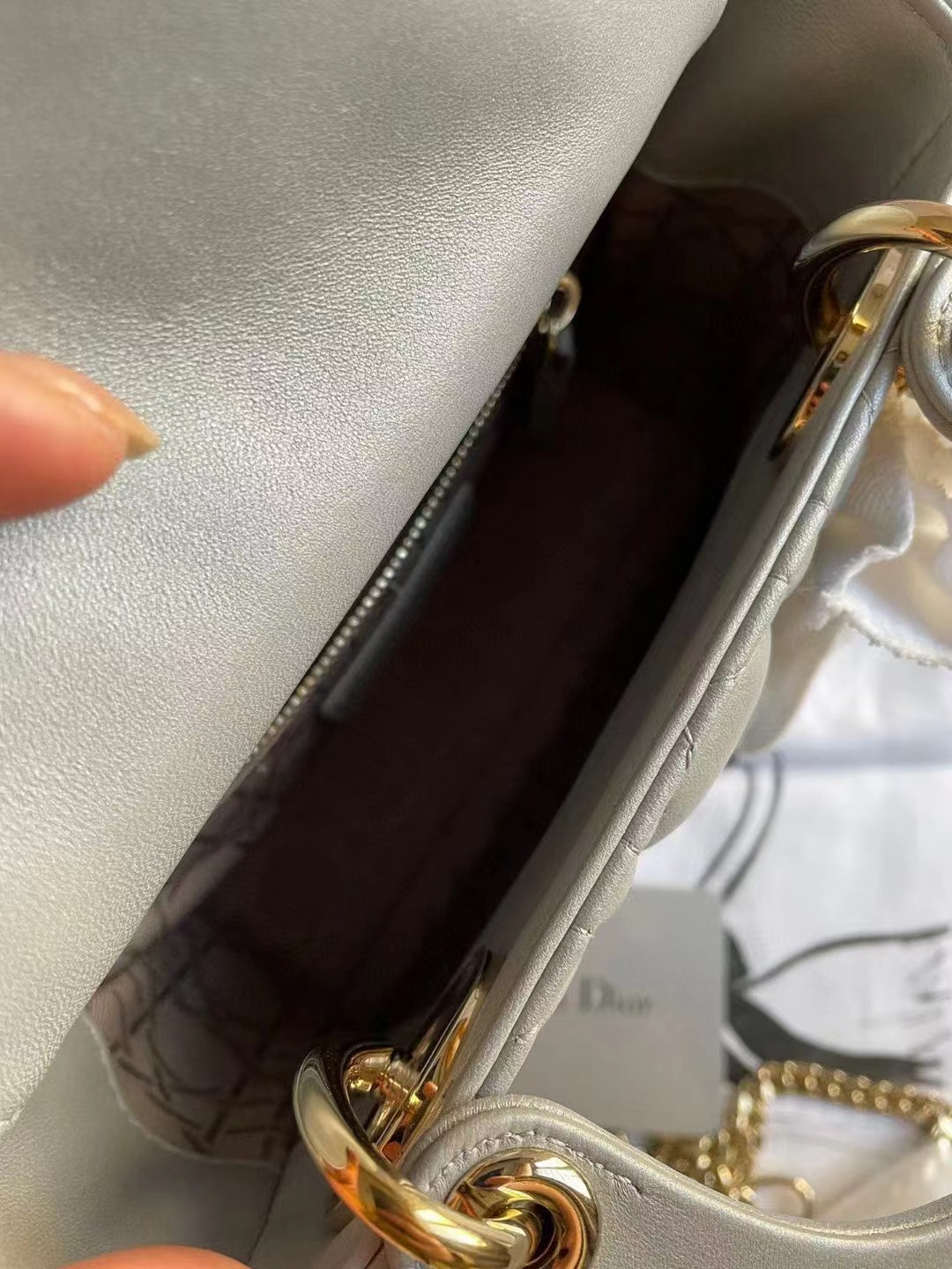 Dior迪奥 珠光灰三格戴妃链条包 Dior迪奥珠光灰三格戴妃链条包，可手提单肩斜跨，最热门的戴妃款式一包难求，专柜39500，我们省两万带走~