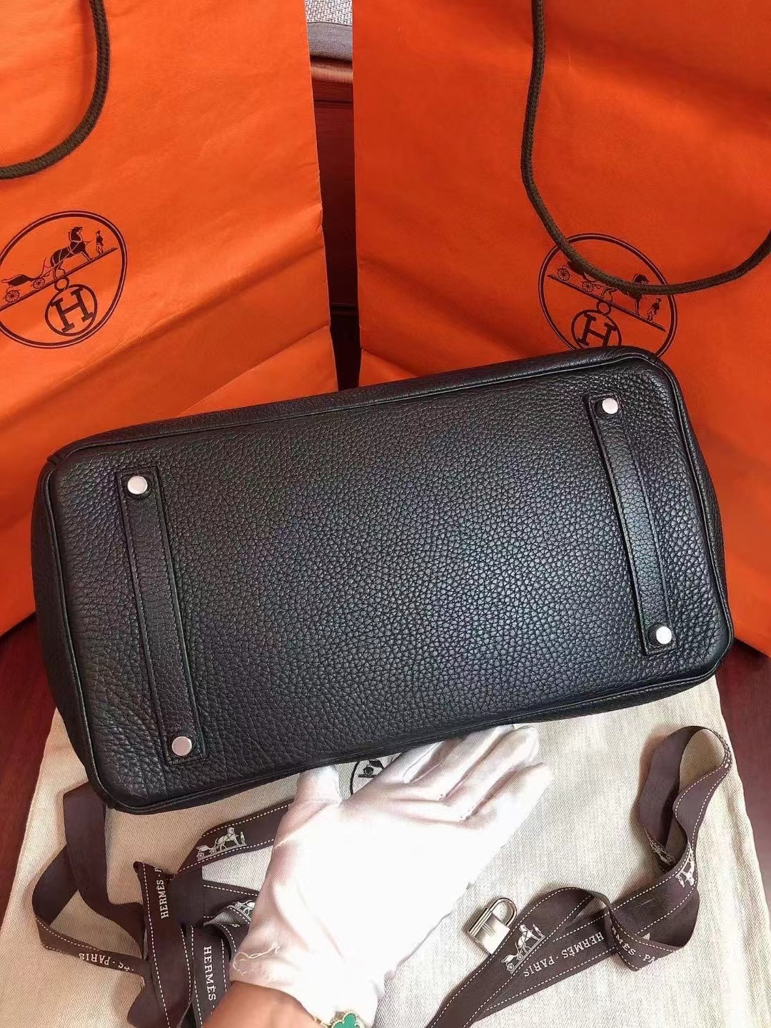 Hermes爱马仕 黑银birkin铂金包35 98新 爱马仕Hermes Birkin35 bk35 togo 黑银 框Q刻 超级火的款 大包凹造型时尚又帅气 附件:防尘袋 钥匙锁好价💰