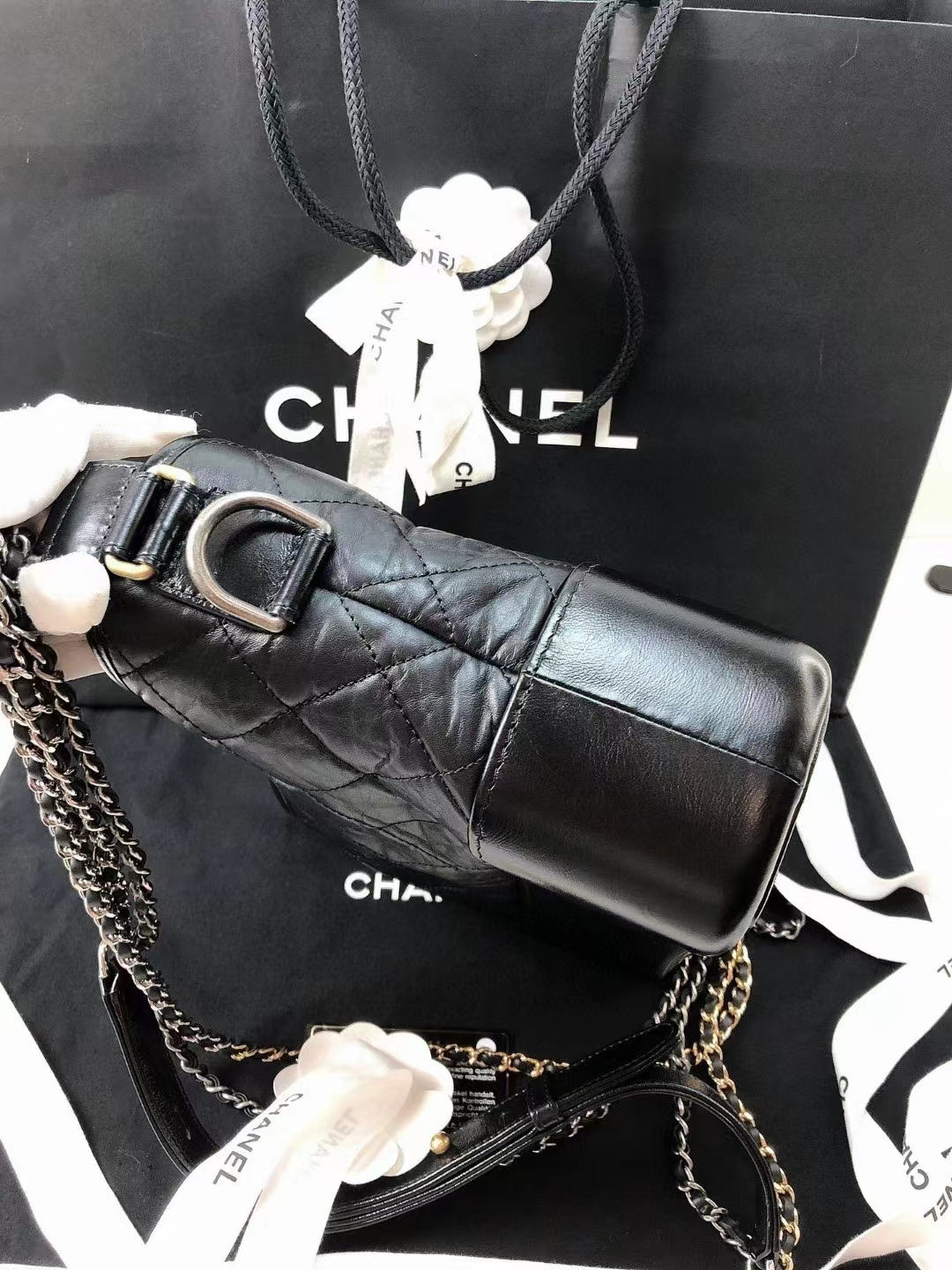 Chanel香奈儿 黑金新中号流浪包 99新 Chanel 香奈儿黑色金扣 新中号 小中号流浪包，后来新出的尺寸流浪包 ，介于小号和中号之间。24.20.8 低调耐看经典的黑色 日常出街好搭配 附件尘袋29身份卡 好价1W多💰