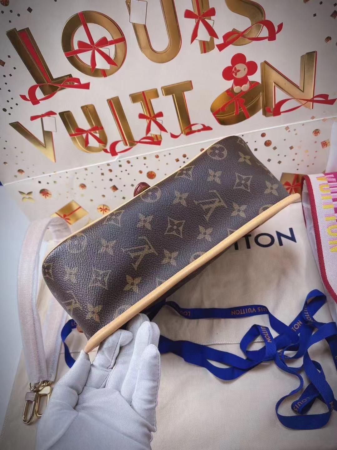 Louis Vuitton路易威登 全新芯片款粉色肩带法棍包 全❤️芯片款LV粉色肩带法棍 仙女就要粉粉嫩嫩 肩带可拆卸 也可以换成自己喜欢的肩带 腋下包背法超级美的 附件尘袋 好价💰