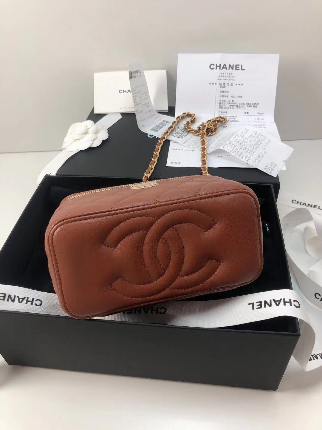 Chanel香奈儿 全新23K金棕新款手柄化妆盒子 全❤️芯片款 Chanel/香奈儿金棕23K 新款手柄长盒子化妆包 新款内置补妆镜 底部双 C logo 浮雕设计 尺寸 16×10×8 附件盒子 尘袋23年6月德基票🎫好价💰