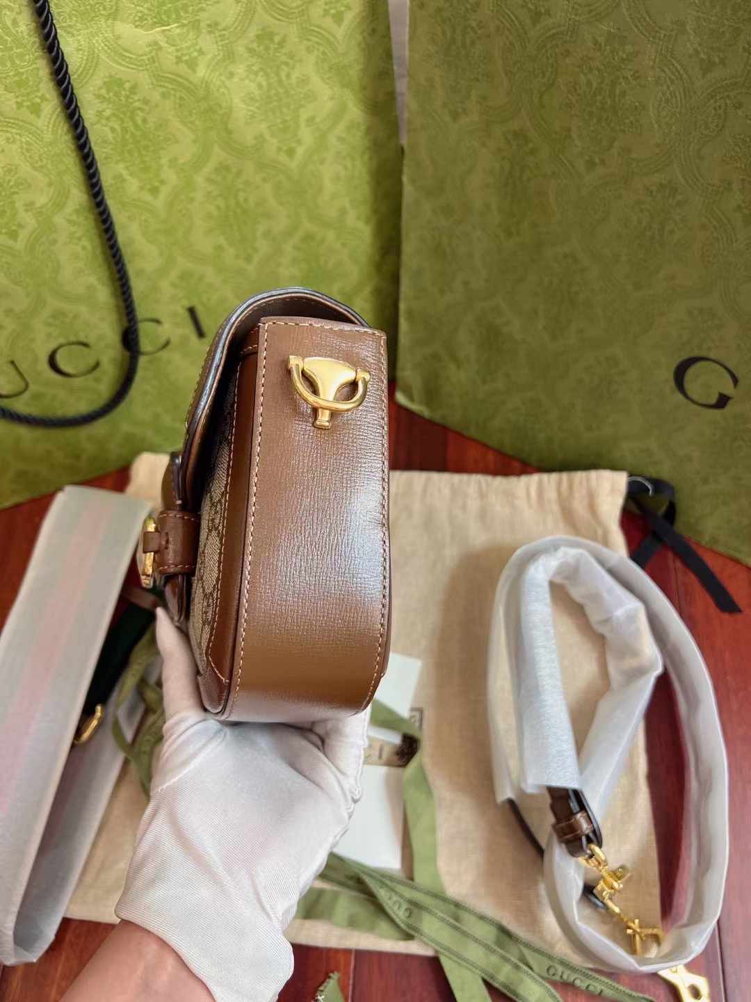 Gucci古驰 棕色1955迷你马鞍包 保存品Gucci  mini  棕色1955马鞍包 大小真的太合适了 搭配两根不同的肩带 各路明星同款 附件尘袋好价💰