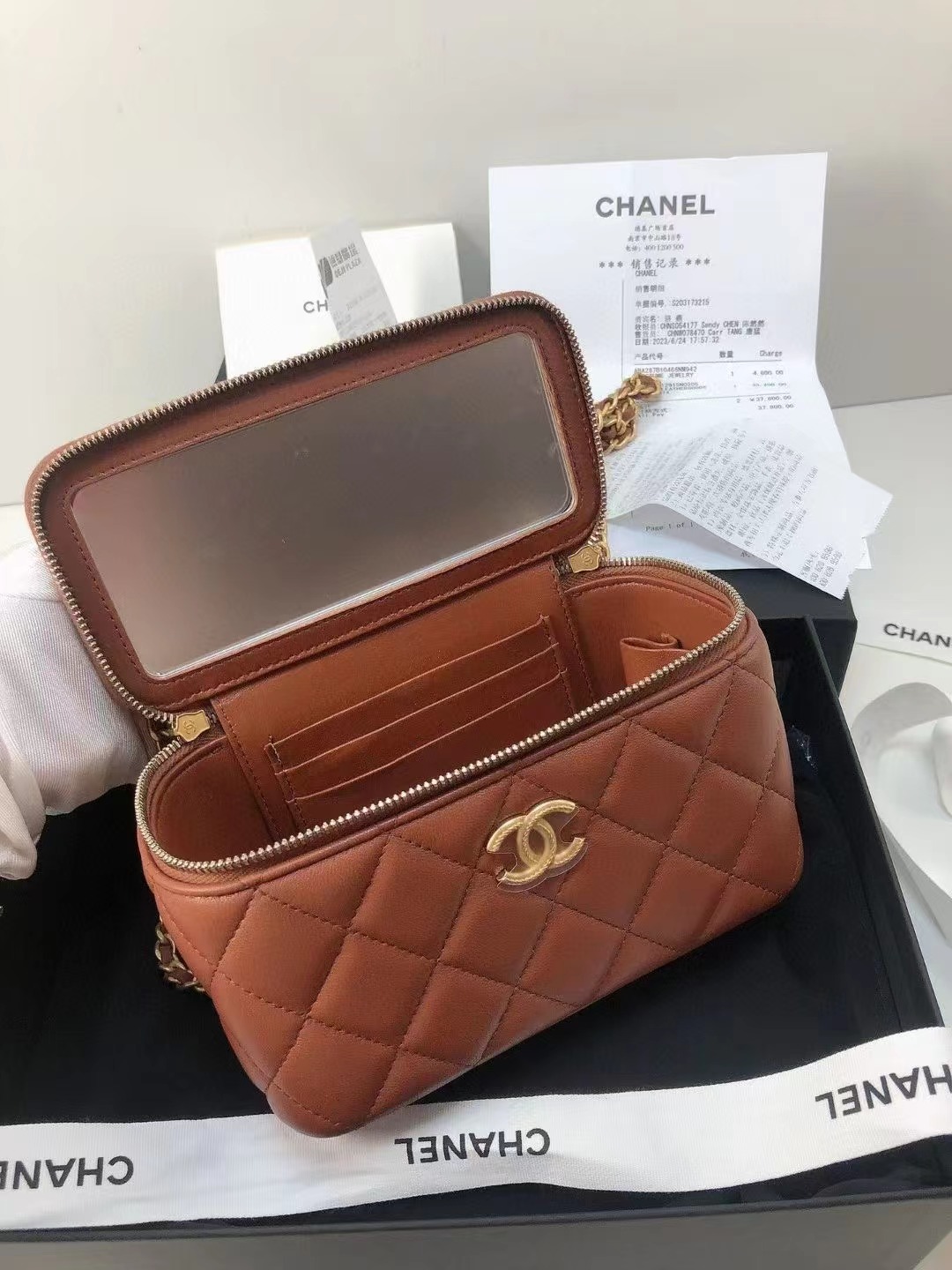 Chanel香奈儿 全新23K金棕新款手柄化妆盒子 全❤️芯片款 Chanel/香奈儿金棕23K 新款手柄长盒子化妆包 新款内置补妆镜 底部双 C logo 浮雕设计 尺寸 16×10×8 附件盒子 尘袋23年6月德基票🎫好价💰