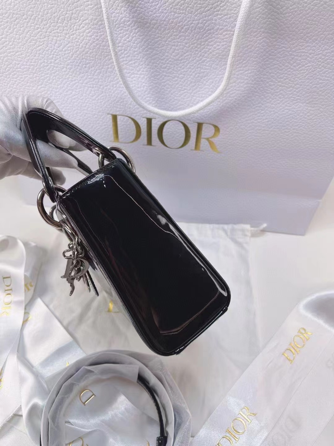 Dior迪奥 黑银漆皮三格戴妃包 保存品Dior 迷你lady 三格漆皮戴妃包 光面 银扣 可手提可肩背 肩带可调节长度 漆皮太高级了 公价近4w 太超值 15编码附件尘袋好价💰