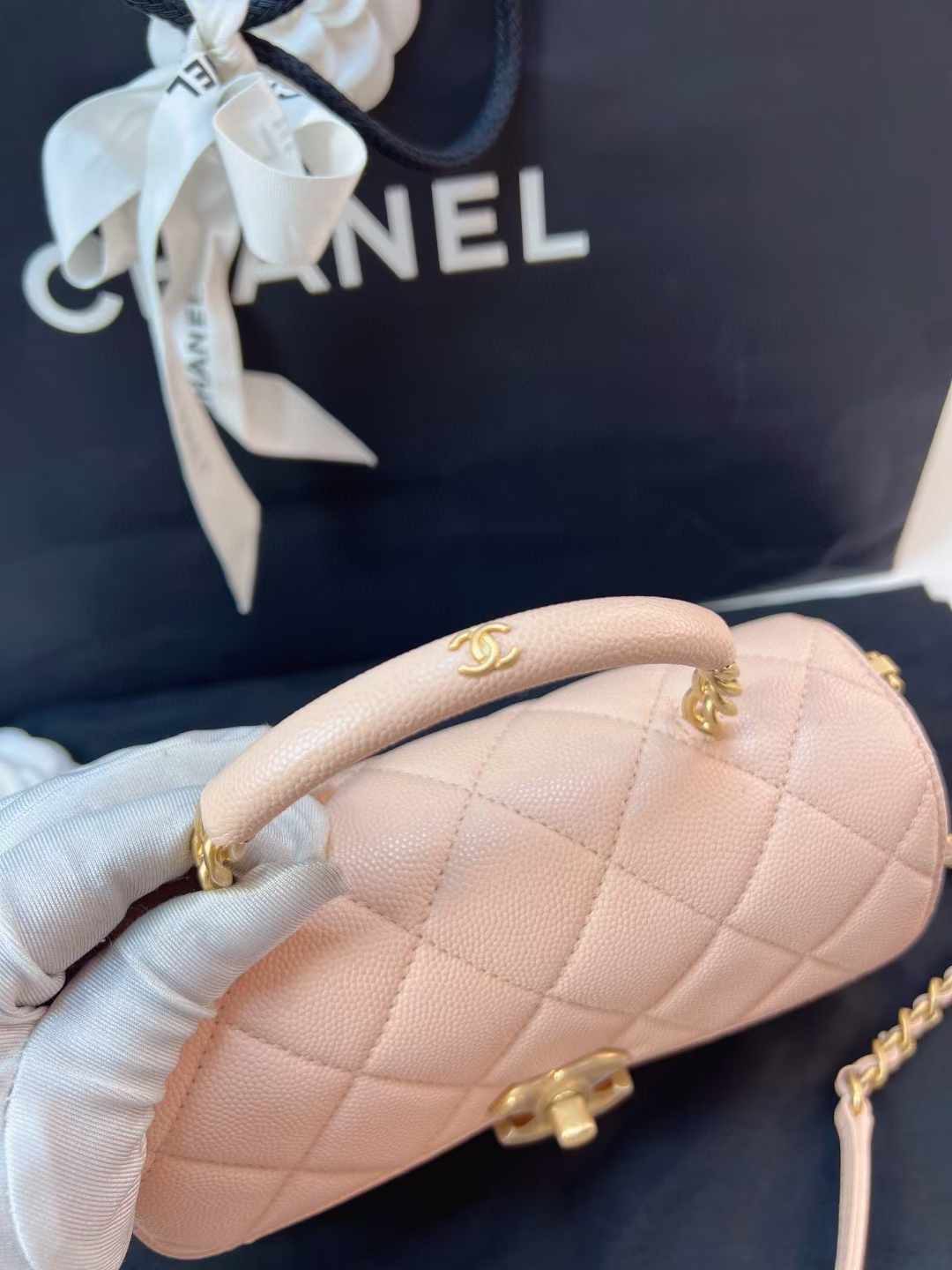 Chanel香奈儿 全新樱花粉23S carryme mini 全❤️Chanel香奈儿 23S mini carry me 樱花粉🌸荔枝皮尺寸：19x12.5荔枝皮耐磨耐造手柄很精致 还有颗双c小logo即精致又实用的包包 多种场合都可以用到～～附件尘袋好价💰