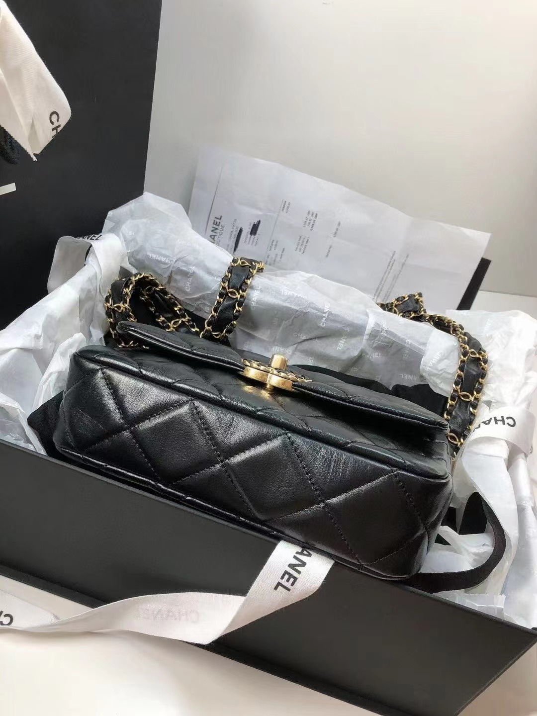 Chanel香奈儿 全新23K19bag豆腐包 全❤️Chanel 香奈儿 23K黑金宽肩带褶皱牛皮 风琴包 豆腐包 19hobo链条包 尺寸：18*12  配件：票/尘袋/盒子 爆款现货 好价💰