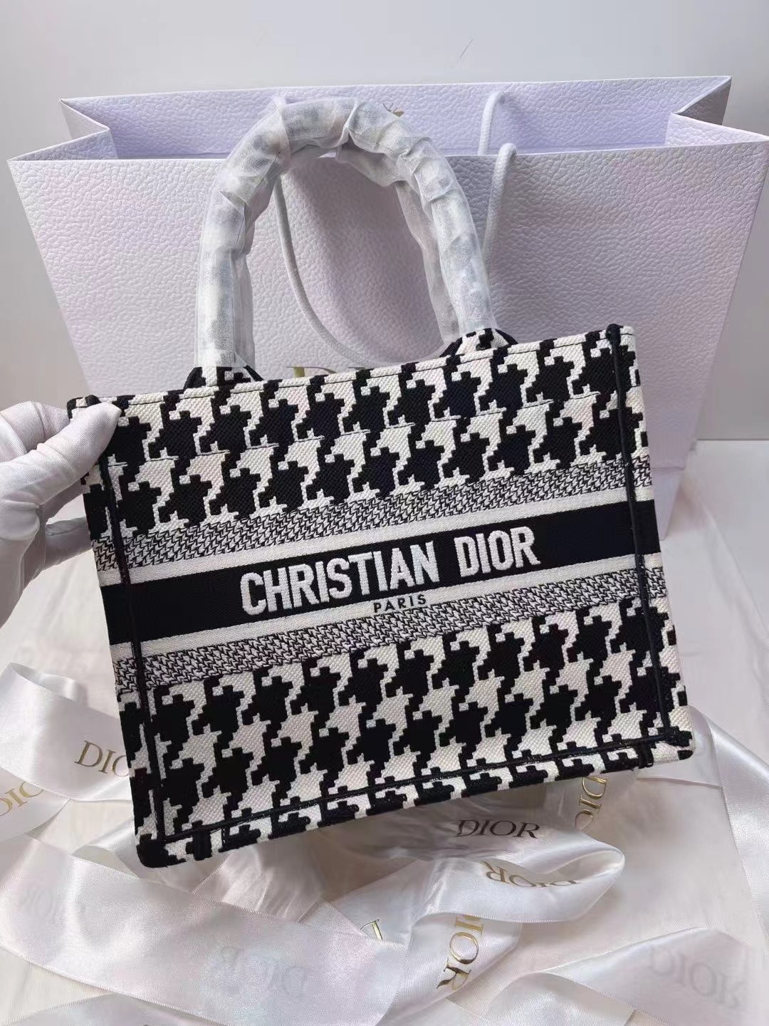 Dior迪奥 全新千鸟格booktote新小号 全❤️Dior 新小号千鸟格tote 尺寸26.5*21*14，小个子女生也可以拥有的托特包，超级气质有范儿上档次！女神街拍必备款😍😍22编码 附件尘袋好价💰