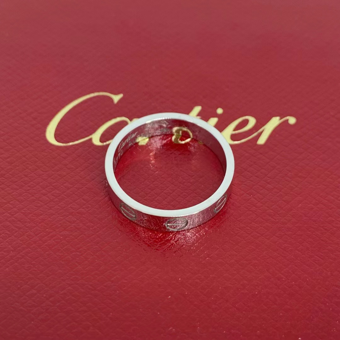 Cartier卡地亚 love系列白金戒指窄版 Cartier卡地亚love系列白金戒指窄版，经典款热门款，高级显眼白金气质百搭，47码，有证书，盒子，这枚好价超值带走啦