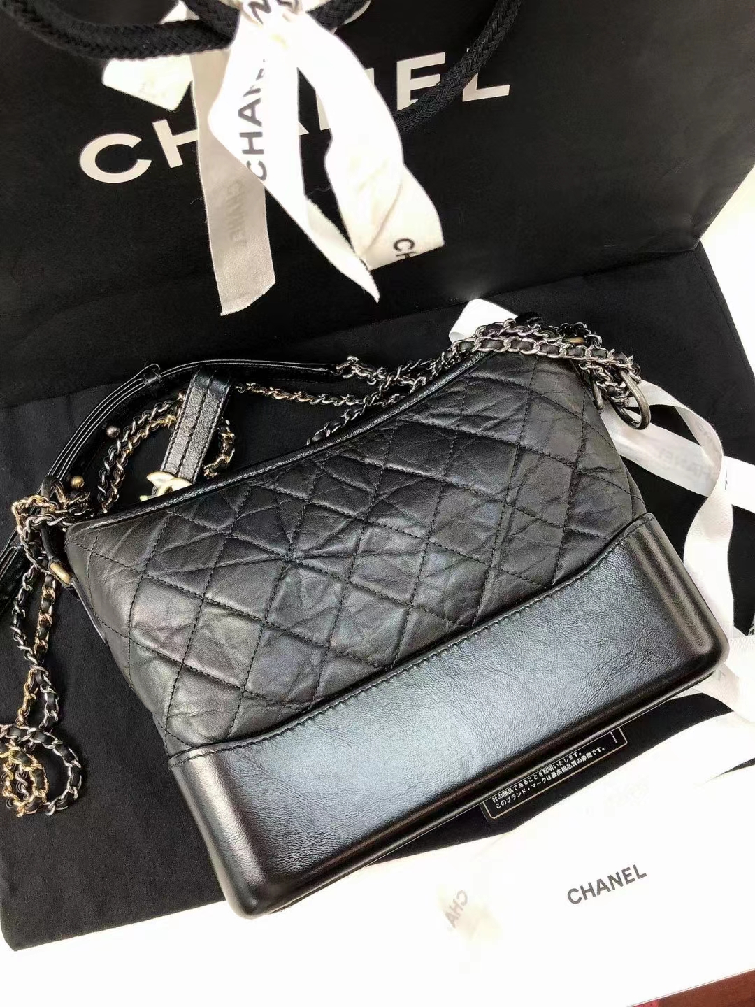 Chanel香奈儿 黑金新中号流浪包 99新 Chanel 香奈儿黑色金扣 新中号 小中号流浪包，后来新出的尺寸流浪包 ，介于小号和中号之间。24.20.8 低调耐看经典的黑色 日常出街好搭配 附件尘袋29身份卡 好价1W多💰