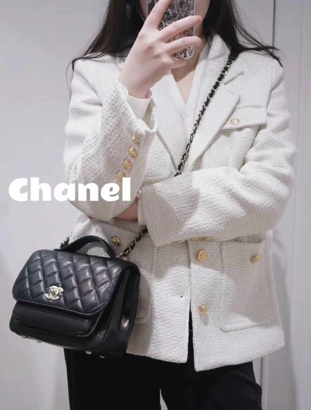 Chanel香奈儿 黑金荔枝牛皮affinity小号邮差包 99新 Chanel香奈儿 affinity 黑金小号荔枝皮邮差包 镭射23开无卡有标 底长22cm 附件尘袋 好价💰