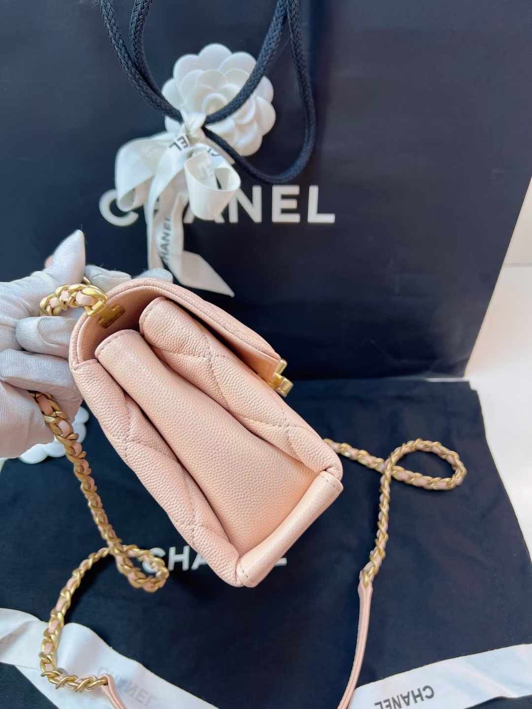 Chanel香奈儿 全新樱花粉23S carryme mini 全❤️Chanel香奈儿 23S mini carry me 樱花粉🌸荔枝皮尺寸：19x12.5荔枝皮耐磨耐造手柄很精致 还有颗双c小logo即精致又实用的包包 多种场合都可以用到～～附件尘袋好价💰