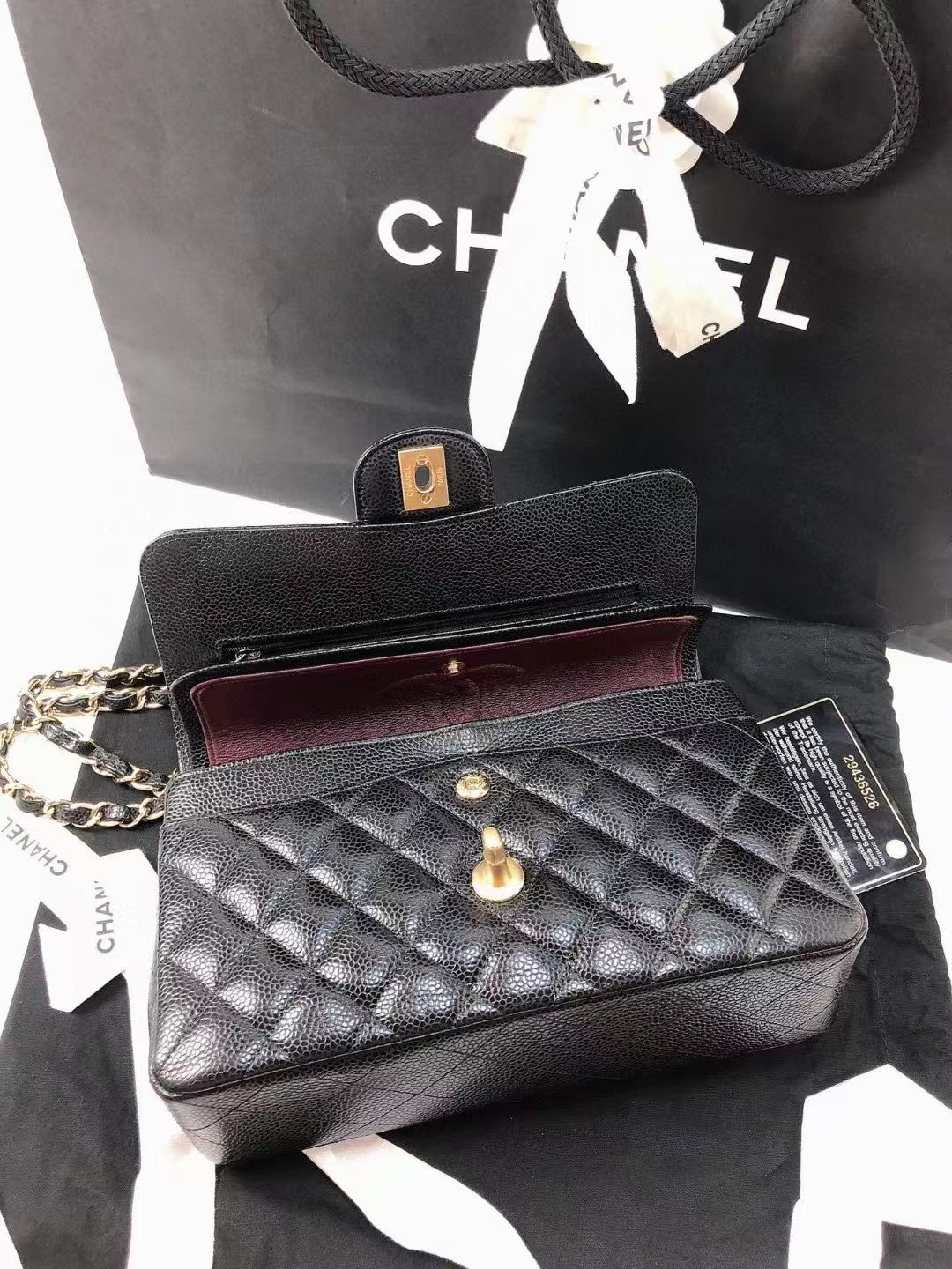 Chanel香奈儿 黑金荔枝牛皮CF小号 保存品Chanel 香奈儿黑金荔枝皮cf 小号链条包单肩斜挎包 硬通货 一直涨📈 香奈儿CF最经典的包款 长青树 尺寸：23*14cm，公价已涨：80800 附件尘袋29身份卡 好价💰