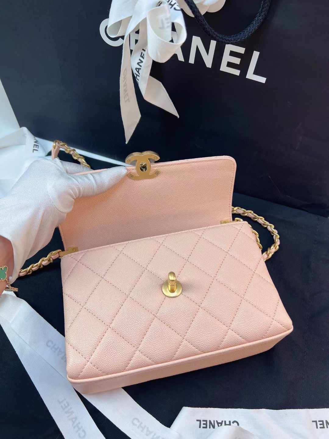 Chanel香奈儿 全新樱花粉23S carryme mini 全❤️Chanel香奈儿 23S mini carry me 樱花粉🌸荔枝皮尺寸：19x12.5荔枝皮耐磨耐造手柄很精致 还有颗双c小logo即精致又实用的包包 多种场合都可以用到～～附件尘袋好价💰