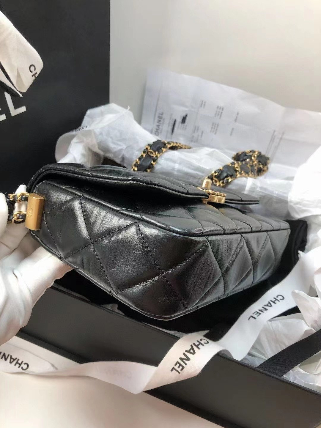 Chanel香奈儿 全新23K19bag豆腐包 全❤️Chanel 香奈儿 23K黑金宽肩带褶皱牛皮 风琴包 豆腐包 19hobo链条包 尺寸：18*12  配件：票/尘袋/盒子 爆款现货 好价💰