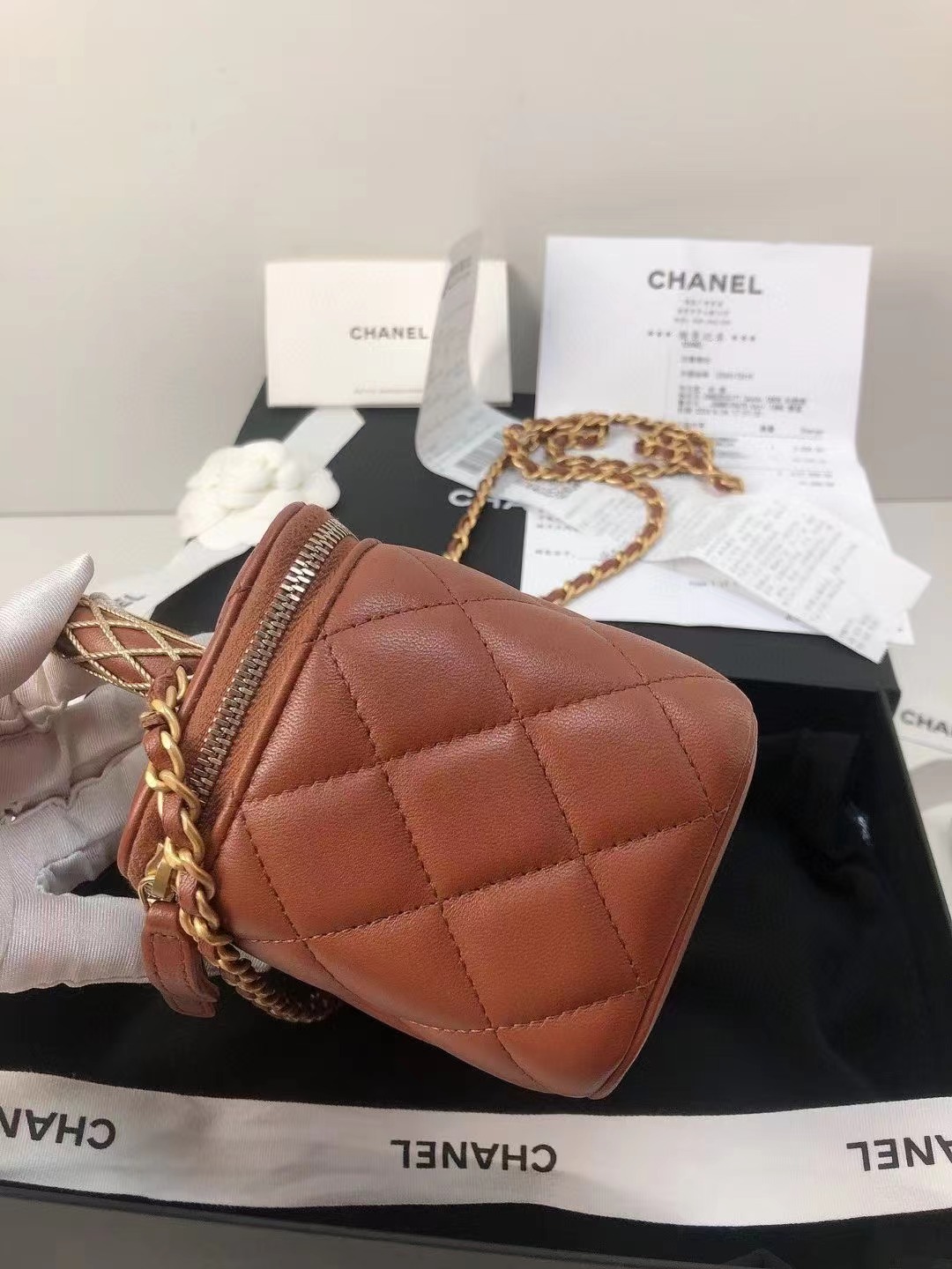 Chanel香奈儿 全新23K金棕新款手柄化妆盒子 全❤️芯片款 Chanel/香奈儿金棕23K 新款手柄长盒子化妆包 新款内置补妆镜 底部双 C logo 浮雕设计 尺寸 16×10×8 附件盒子 尘袋23年6月德基票🎫好价💰