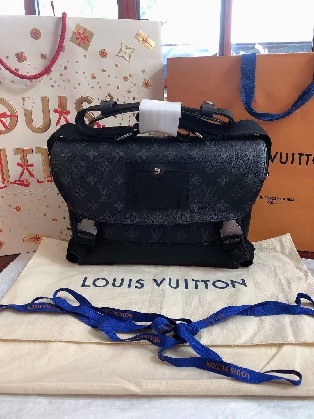 Louis Vuitton 路易威登 芯片款黑武士黑花邮差包