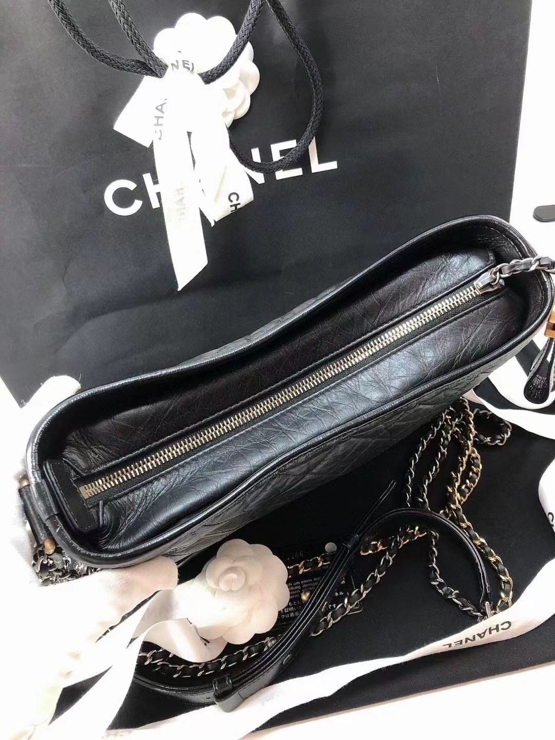 Chanel香奈儿 黑金新中号流浪包 99新 Chanel 香奈儿黑色金扣 新中号 小中号流浪包，后来新出的尺寸流浪包 ，介于小号和中号之间。24.20.8 低调耐看经典的黑色 日常出街好搭配 附件尘袋29身份卡 好价1W多💰