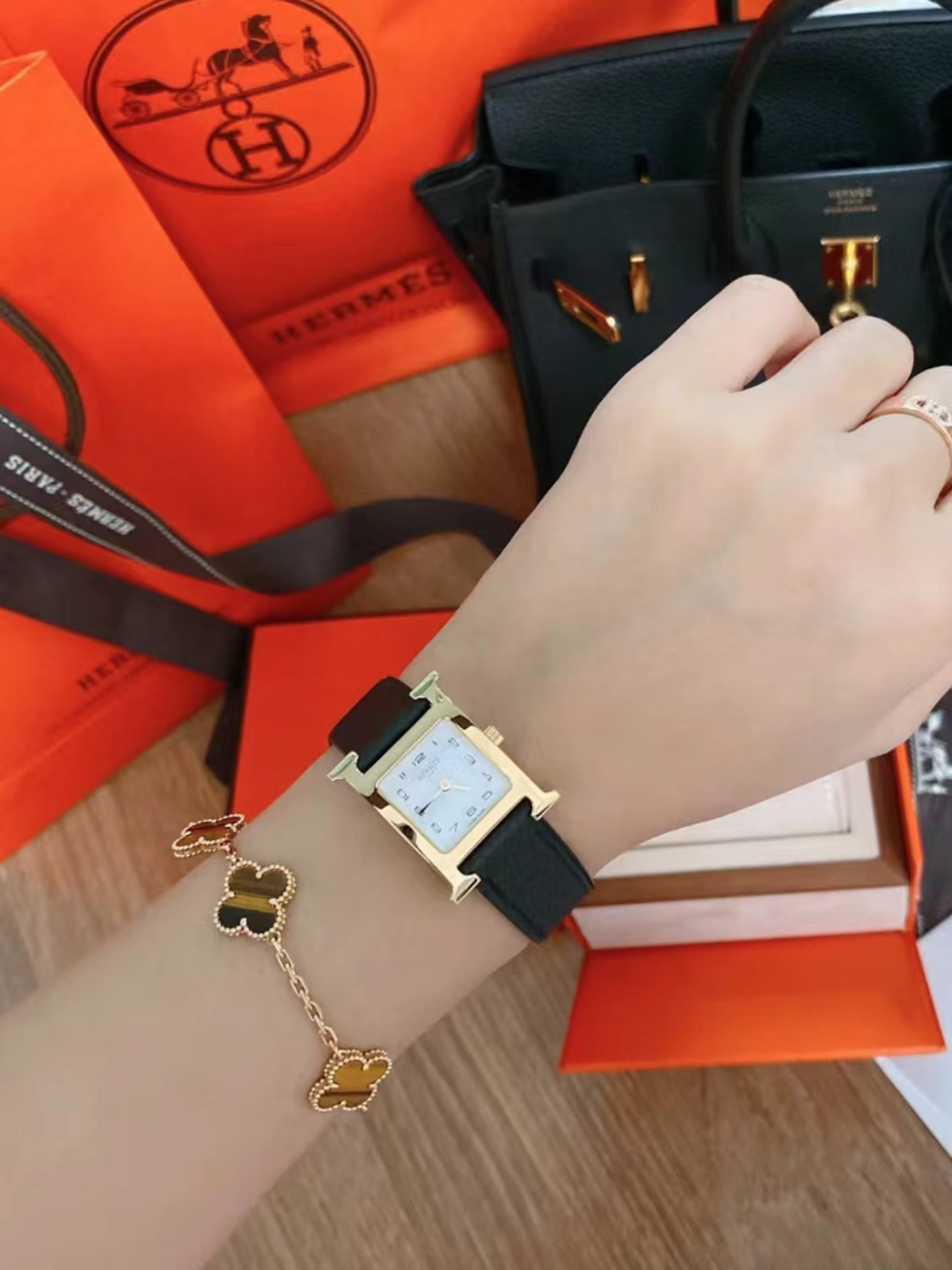 Hermes爱马仕 黑金H hour手表中号  Hermes 爱马仕 H hour 经典款手表 中号 金色表盘黑色表带 男女可戴📦现货漏价来秒几K~