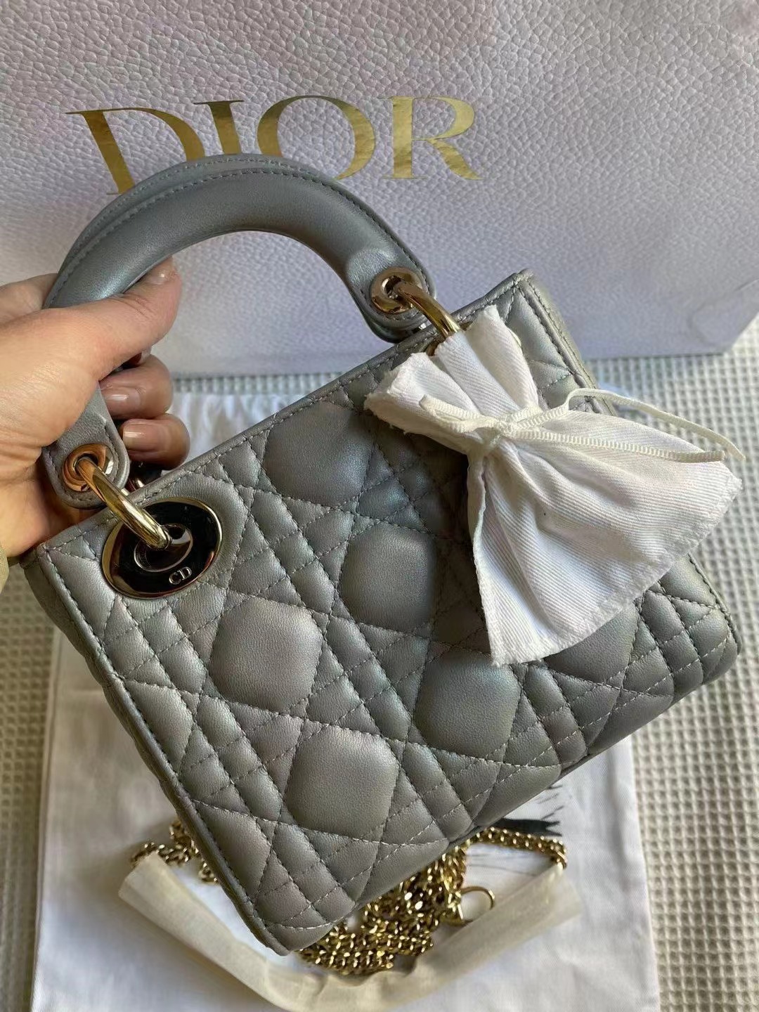 Dior迪奥 珠光灰三格戴妃链条包 Dior迪奥珠光灰三格戴妃链条包，可手提单肩斜跨，最热门的戴妃款式一包难求，专柜39500，我们省两万带走~
