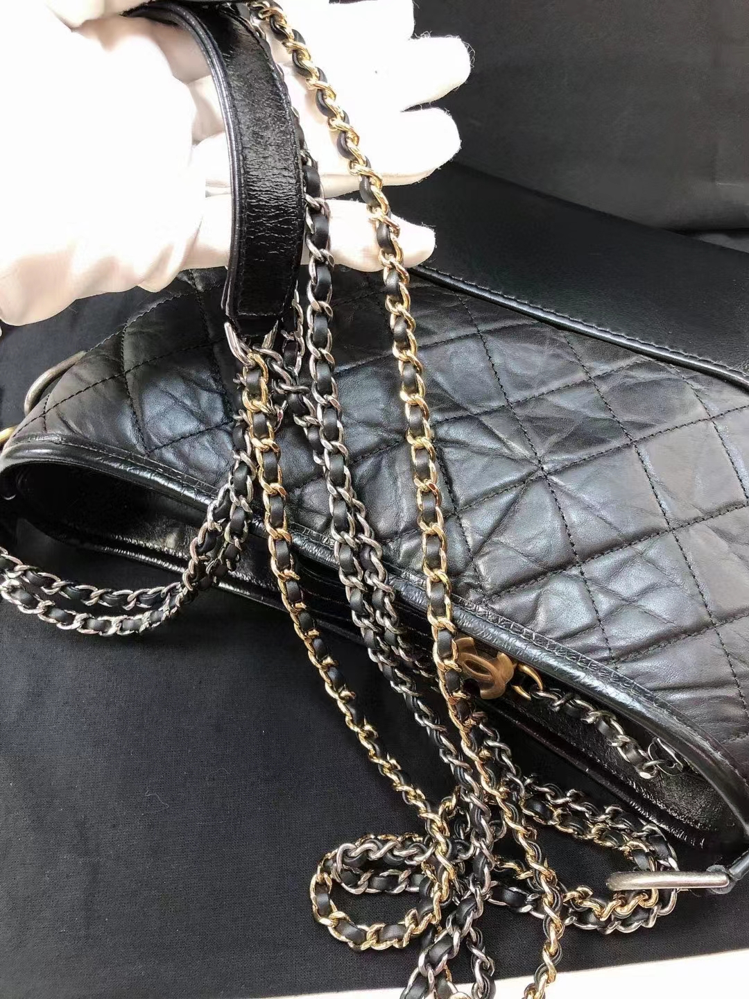 Chanel香奈儿 黑金新中号流浪包 99新 Chanel 香奈儿黑色金扣 新中号 小中号流浪包，后来新出的尺寸流浪包 ，介于小号和中号之间。24.20.8 低调耐看经典的黑色 日常出街好搭配 附件尘袋29身份卡 好价1W多💰