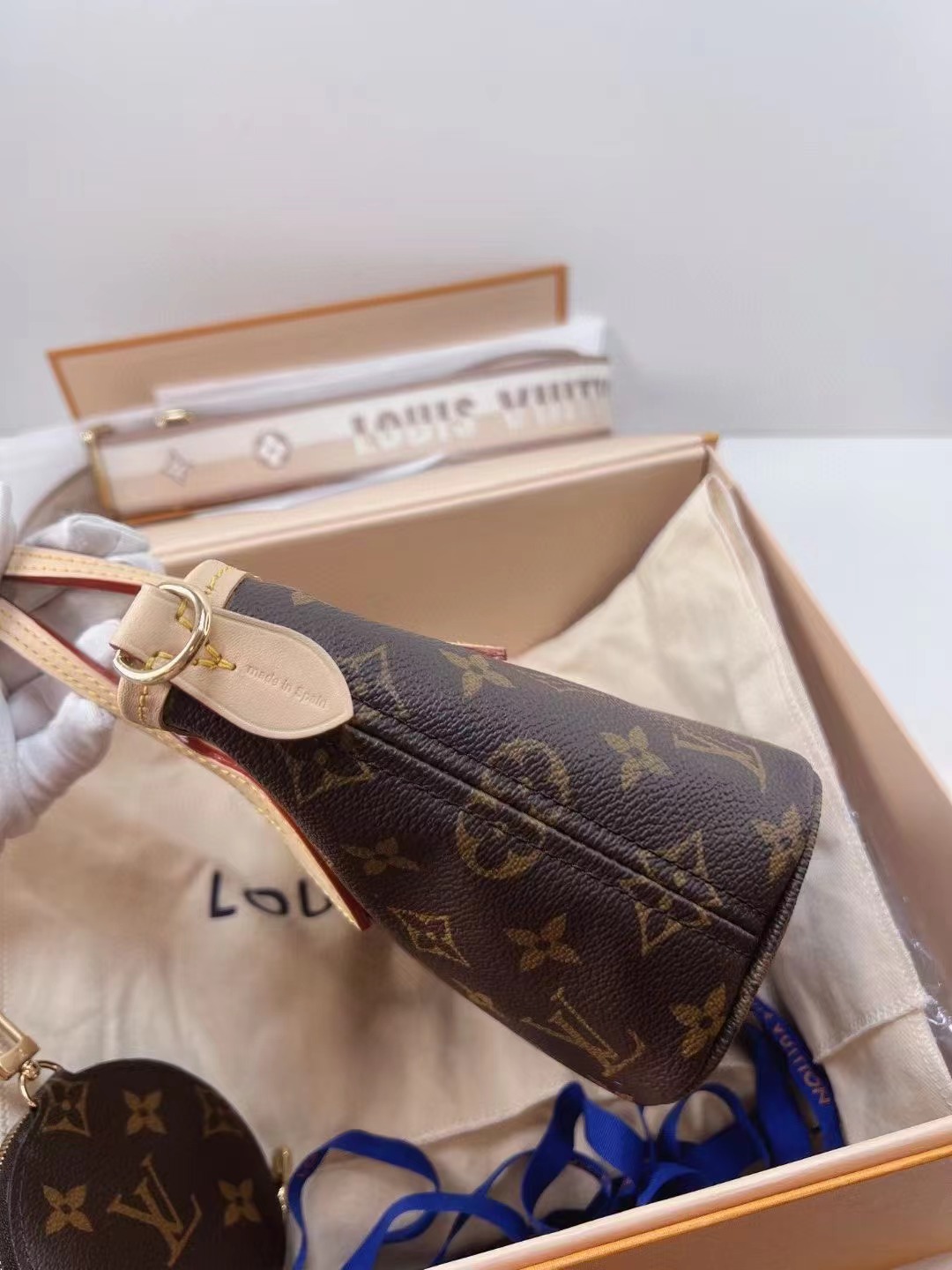 Louis Vuitton路易威登 全新全套nf bb奶茶色肩带 全❤️全套LV Neverfull BB 奶茶色肩带M46705，可手提可斜挎，肩带可拆卸，可盐可甜。24年国专购入带小票，专柜18200还买不到，附件盒子 尘袋24年4月票🎫好价💰