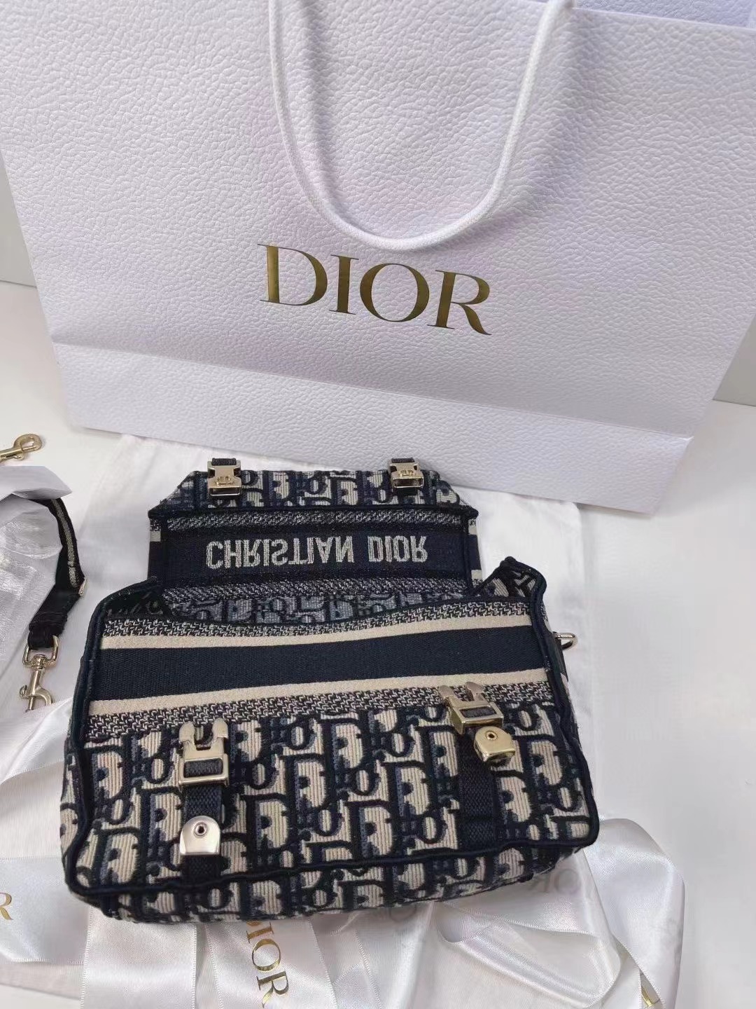 Dior迪奥 全新老花mini邮差包 全❤️Dior mini 邮差包 老花信使包🔥🔥🔥秀款压轴包型！英伦风元素，又带点学院风，不挑年龄层，22编码，附件尘袋卡片 好价带走~