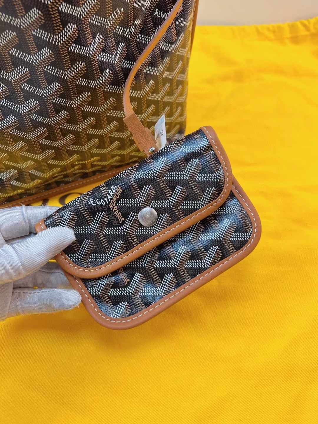 Goyard高雅德 全新棕色mini tote双面购物袋 全❤️Goyard/戈雅棕色minitote双面购物袋单肩手提包，包包自重很轻，超实用可爱，23编码 附件：尘袋、子袋 尺寸:21.5*20*10cm 超级火爆款 好价💰