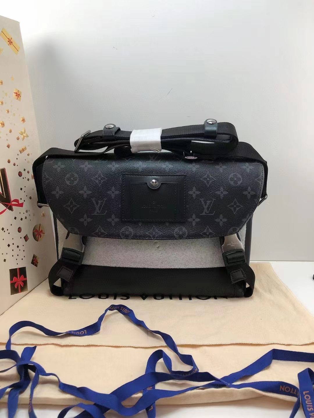 Louis Vuitton 路易威登 全新芯片款黑花Voyager邮差包