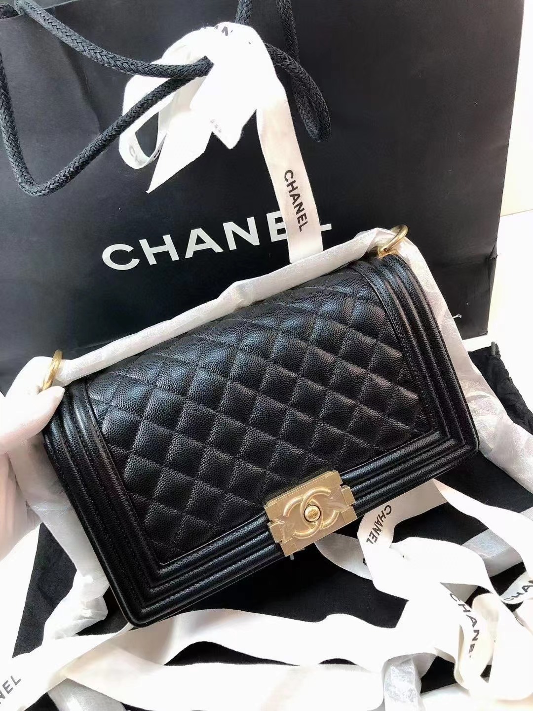 Chanel香奈儿 全新黑金荔枝牛皮leboy中号 全❤️芯片款Chanel香奈儿黑金荔枝皮中号leboy 工价已经涨到52600了 理财产品 附件尘袋好价💰