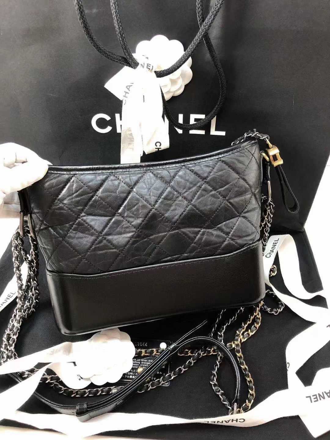 Chanel香奈儿 黑金新中号流浪包 99新 Chanel 香奈儿黑色金扣 新中号 小中号流浪包，后来新出的尺寸流浪包 ，介于小号和中号之间。24.20.8 低调耐看经典的黑色 日常出街好搭配 附件尘袋29身份卡 好价1W多💰