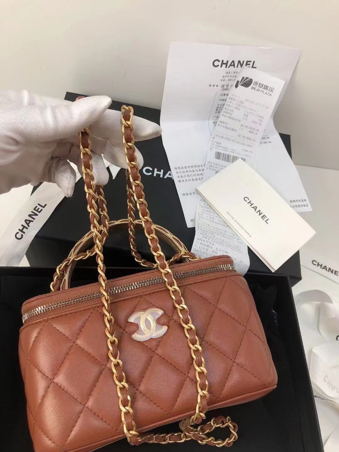 Chanel香奈儿 全新23K金棕新款手柄化妆盒子 全❤️芯片款 Chanel/香奈儿金棕23K 新款手柄长盒子化妆包 新款内置补妆镜 底部双 C logo 浮雕设计 尺寸 16×10×8 附件盒子 尘袋23年6月德基票🎫好价💰