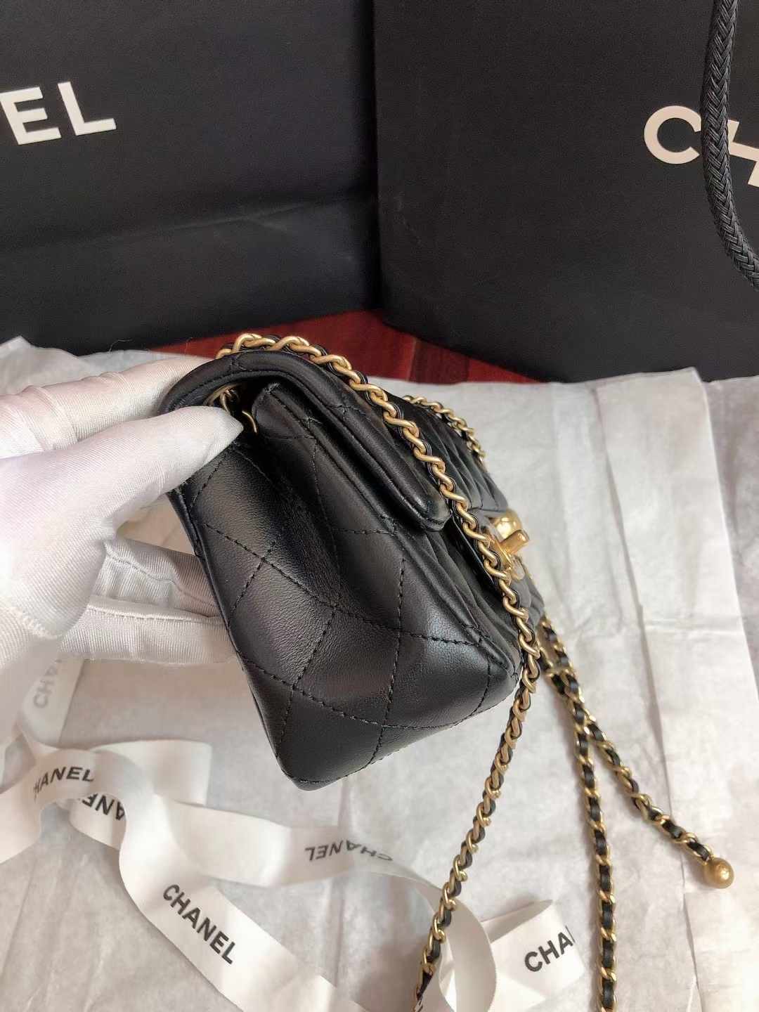 Chanel香奈儿 23K黑金金球大mini Chanel 香奈儿闲置品 23K 新款硬底 金球大mini 23年1月18日购于比利时 好价💰