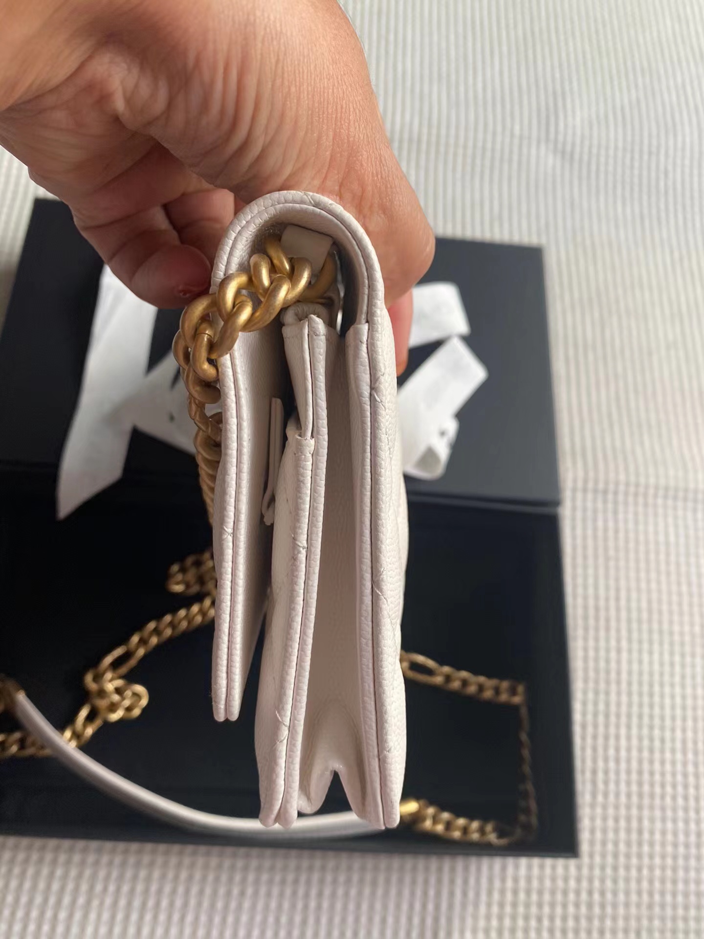 Chanel香奈儿 全新新款白雪公主金扣荔枝纹牛皮woc Chanel香奈儿全新新款白雪公主金扣荔枝纹牛皮woc，新款肩带，复古质感粗链条logo金牌的加持，优雅气质十足，现货芯片款