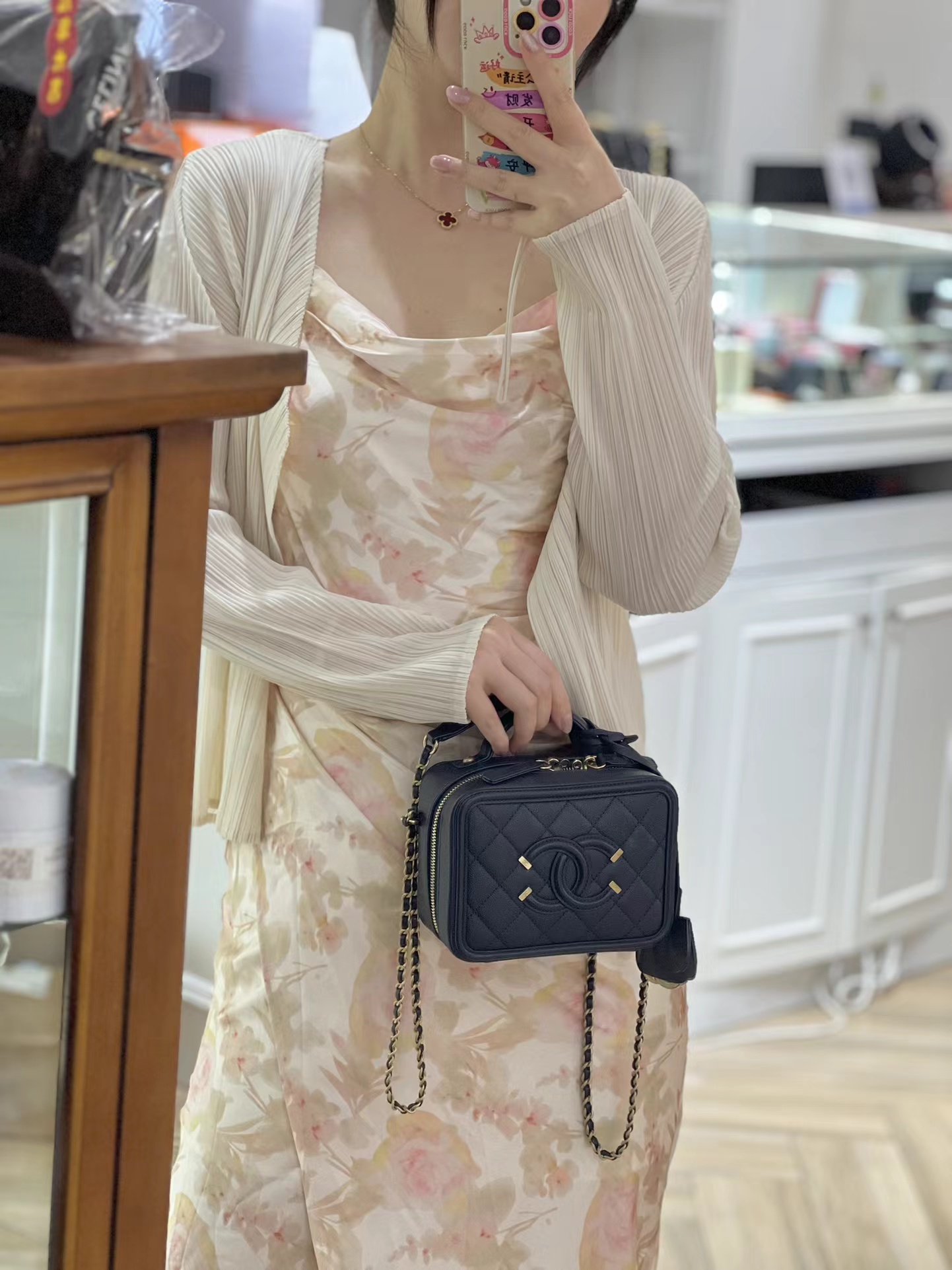 Chanel香奈儿 藏蓝色牛皮vanity case相机包 Chanel 香奈儿 vanity case 藏蓝色荔枝纹牛皮 小号 金扣 相机包 26开 尺寸约：16×12×7.5cm 现货好价1W多些带走