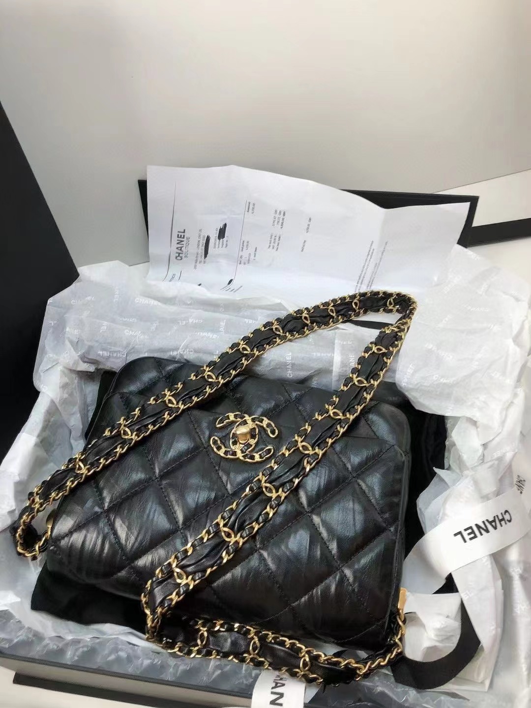 Chanel香奈儿 全新23K19bag豆腐包 全❤️Chanel 香奈儿 23K黑金宽肩带褶皱牛皮 风琴包 豆腐包 19hobo链条包 尺寸：18*12  配件：票/尘袋/盒子 爆款现货 好价💰