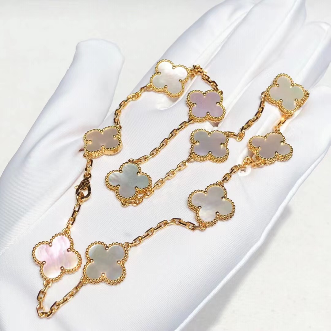 Van Cleef & Arpels 梵克雅宝 极品一枚白贝母十花项链 VCA白贝母十花项链，极品一枚，贝母光泽超美 绝绝子，多种戴法 简洁 百搭！21年3月大全套如图🈶️票，专柜64000，这枚好价带走 