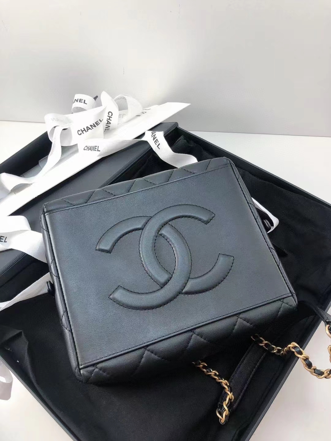 Chanel香奈儿 Chanel 芯片款23A 黑金便当盒 全❤️Chanel 23A 黑金便当盒 披萨🍕盒 芯片款 公价4+ 20x5x18附件盒子 尘袋卡片 💰好价