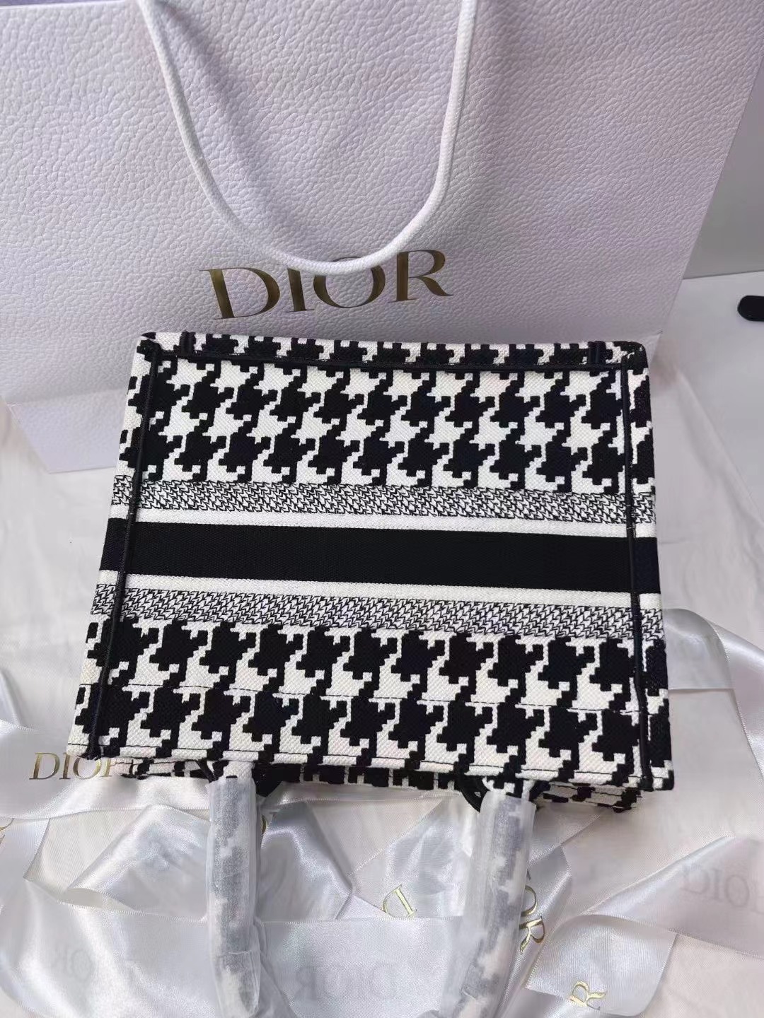 Dior迪奥 全新千鸟格booktote新小号 全❤️Dior 新小号千鸟格tote 尺寸26.5*21*14，小个子女生也可以拥有的托特包，超级气质有范儿上档次！女神街拍必备款😍😍22编码 附件尘袋好价💰