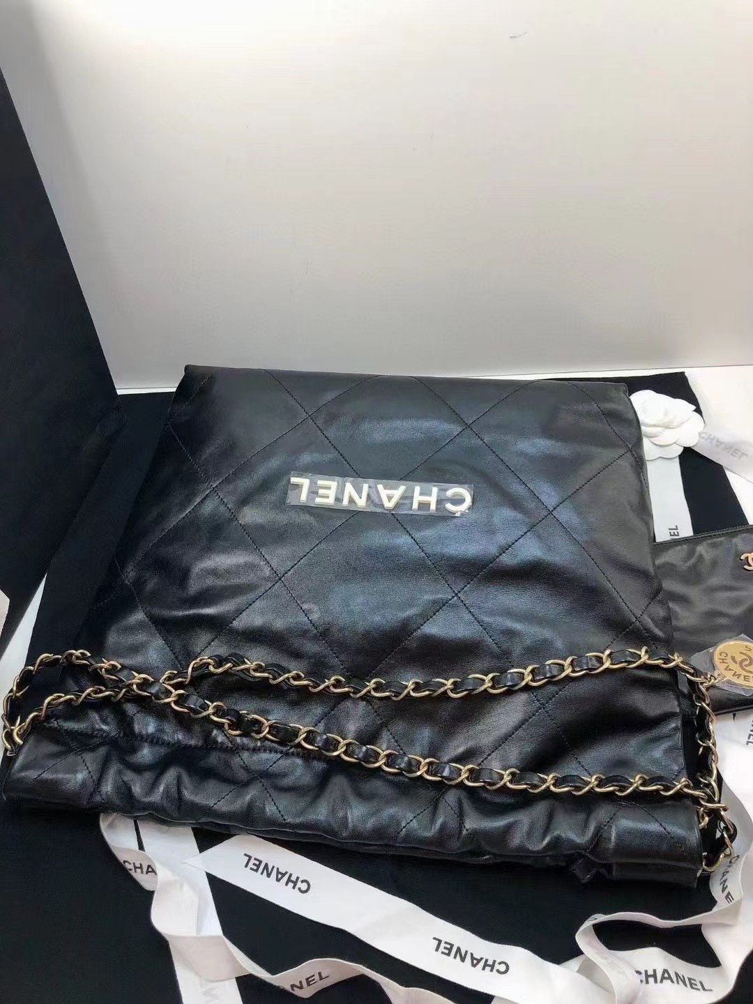 Chanel香奈儿 全新22bag黑金白色小号 全❤️Chanel 香奈儿22bag黑金白字 小号芯片款尺寸：37*35*7cm黑金白字真的太太太高级了！没有人可以逃过垃圾袋真香定律 24年2月购入 附件尘袋好价💰