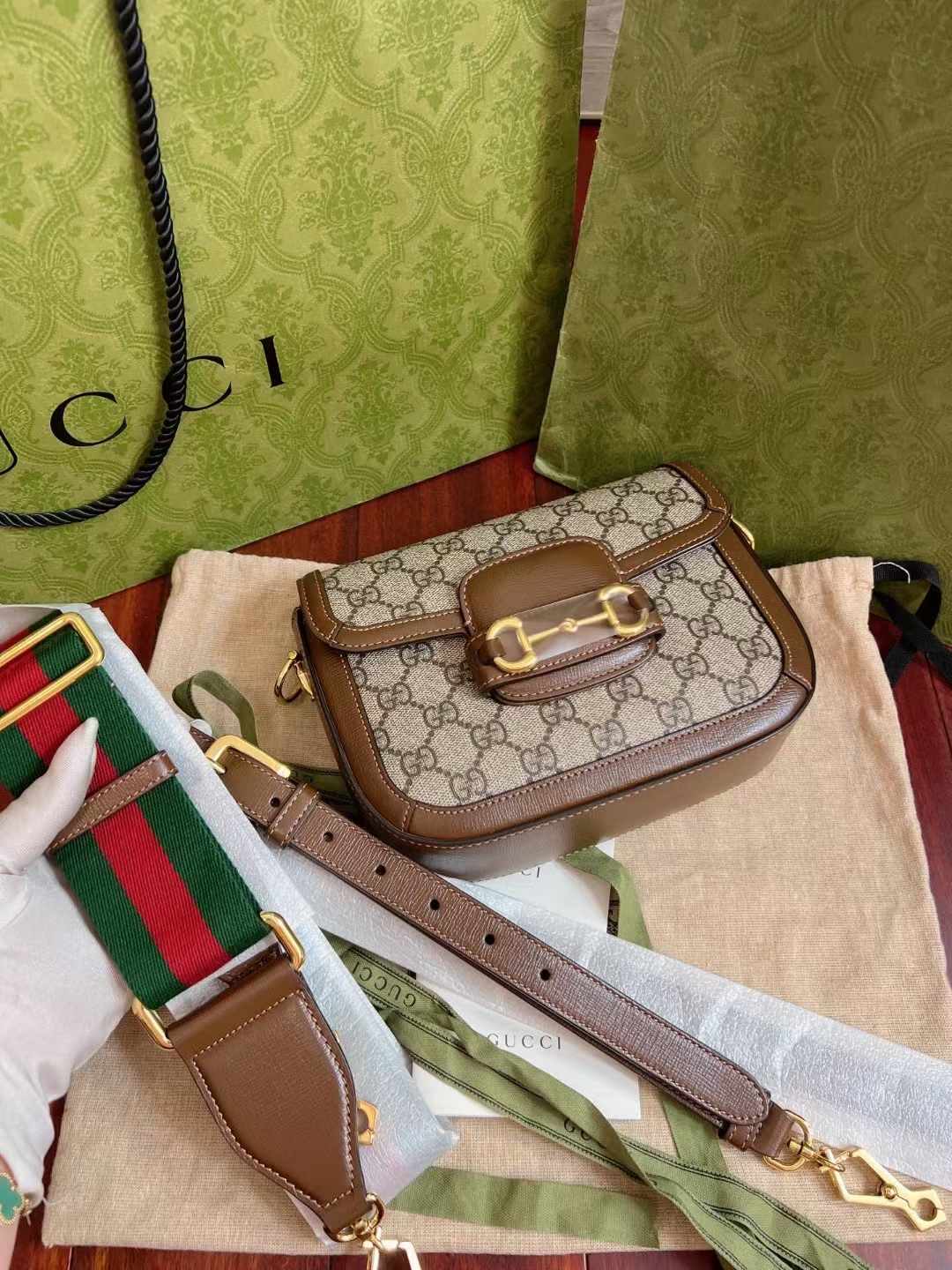 Gucci古驰 棕色1955迷你马鞍包 保存品Gucci  mini  棕色1955马鞍包 大小真的太合适了 搭配两根不同的肩带 各路明星同款 附件尘袋好价💰