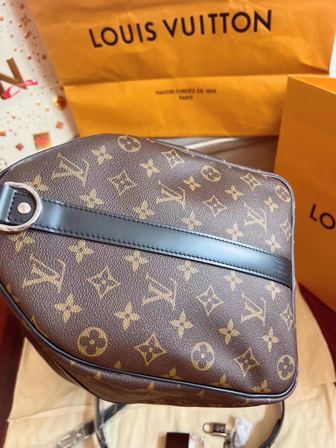 Louis Vuitton路易威登 全新芯片款老花黑边keepall 45 全❤️芯片款 lv keepall45 黑边 老花 行李袋 旅行袋🌟超级经典，旅游出差人手一只～黑色配皮没有变色烦恼～尺寸45*28，附件尘袋 肩带 锁 行李牌，专柜20600 好价💰