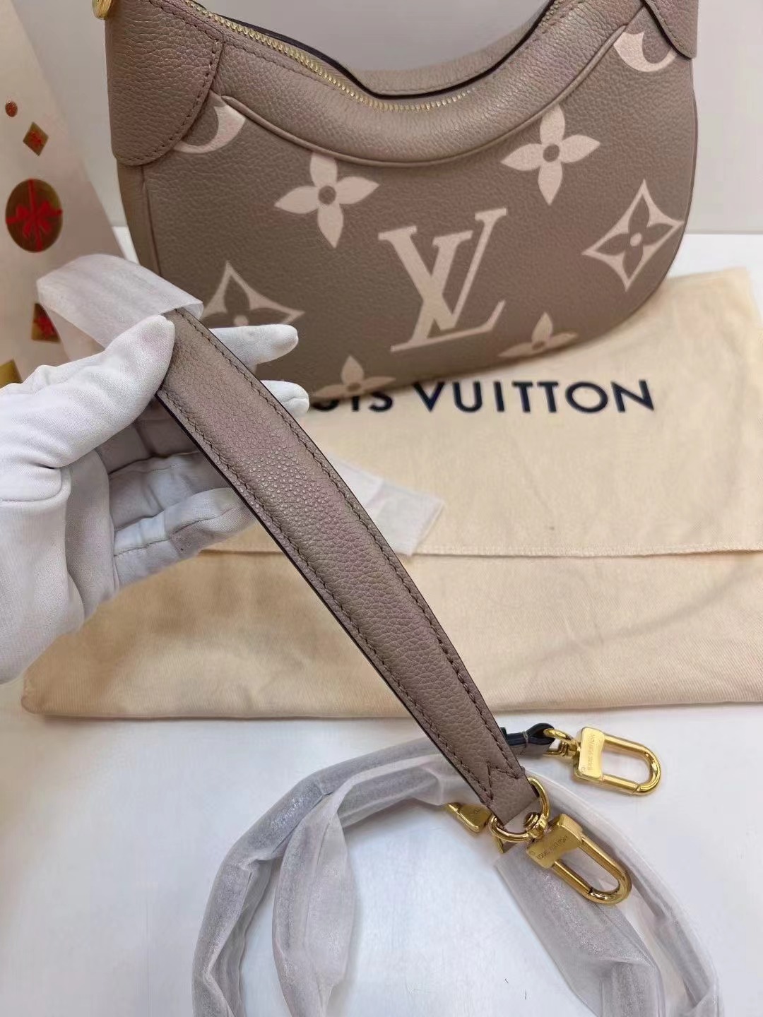 Louis Vuitton路易威登 大象灰搭配奶白色腋下包 全❤️芯片路易威登/Louis Vuitton bagatelle 腋下包 芯片款 M46112 大象灰搭配奶白色 尺寸约：24*18*7cm 附件尘袋 好价1W出头💰