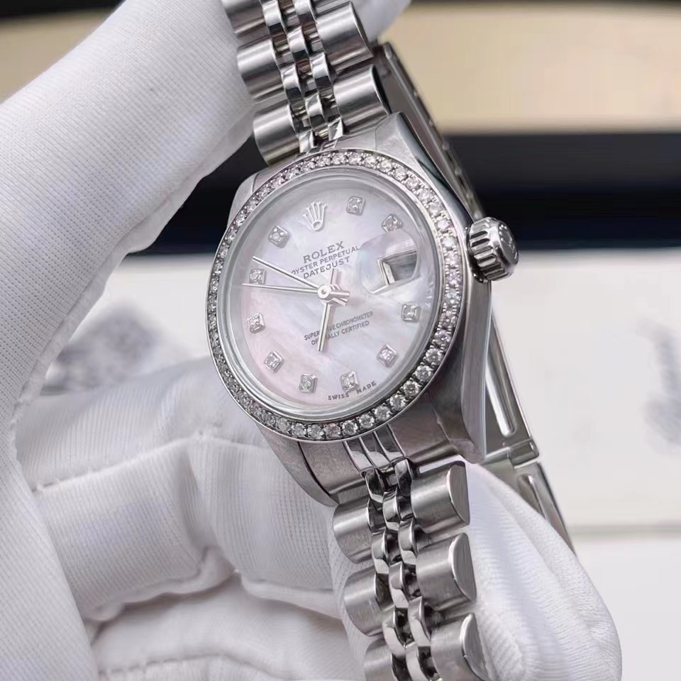 Rolex劳力士 粉色贝母刻度钻日志型腕表 Rolex劳力士女装日志型自动机械腕表，表径26mm，后镶钻，升级超美粉色贝母刻度钻，日历窗，经典保值，高贵优雅，单表好成色，参考原钻13多万，秒价2W多带走💕