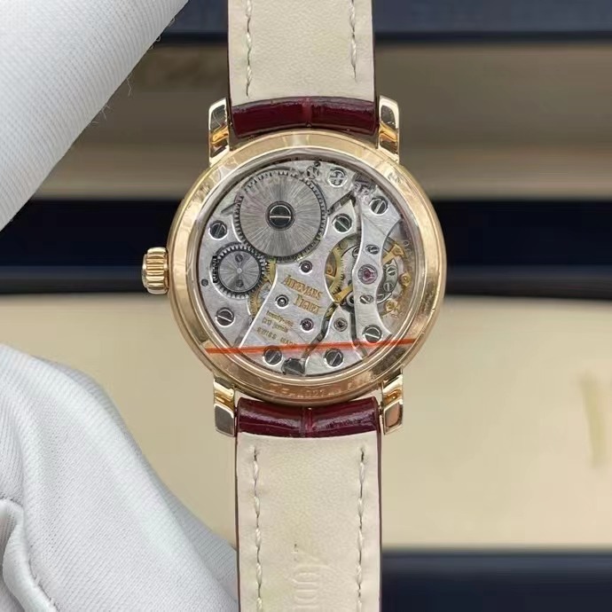 Audemars Piguet爱彼 18K玫瑰金机械腕表 爱彼AP经典系列腕表，18K玫瑰金材质，背透手动机械，表径27mm, 精致贵气，上手超美，99新单表好成色，专柜14万+，现超值3W多带走！