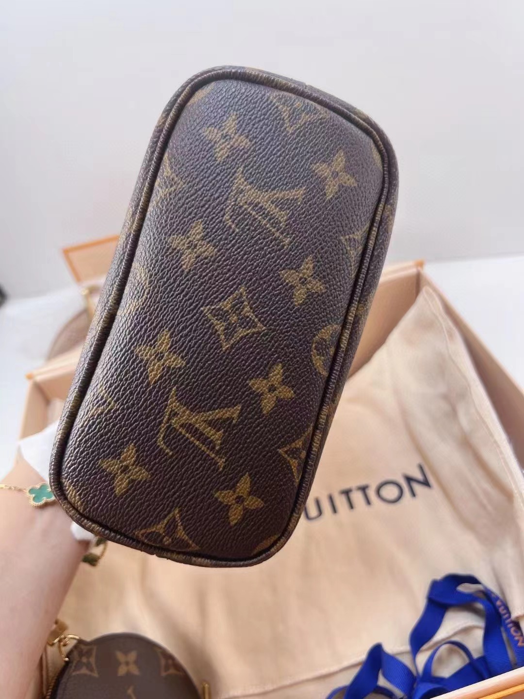 Louis Vuitton路易威登 全新全套nf bb奶茶色肩带 全❤️全套LV Neverfull BB 奶茶色肩带M46705，可手提可斜挎，肩带可拆卸，可盐可甜。24年国专购入带小票，专柜18200还买不到，附件盒子 尘袋24年4月票🎫好价💰