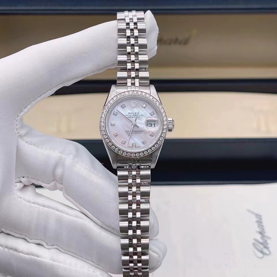 Rolex劳力士 粉色贝母刻度钻日志型腕表 Rolex劳力士女装日志型自动机械腕表，表径26mm，后镶钻，升级超美粉色贝母刻度钻，日历窗，经典保值，高贵优雅，单表好成色，参考原钻13多万，秒价2W多带走💕