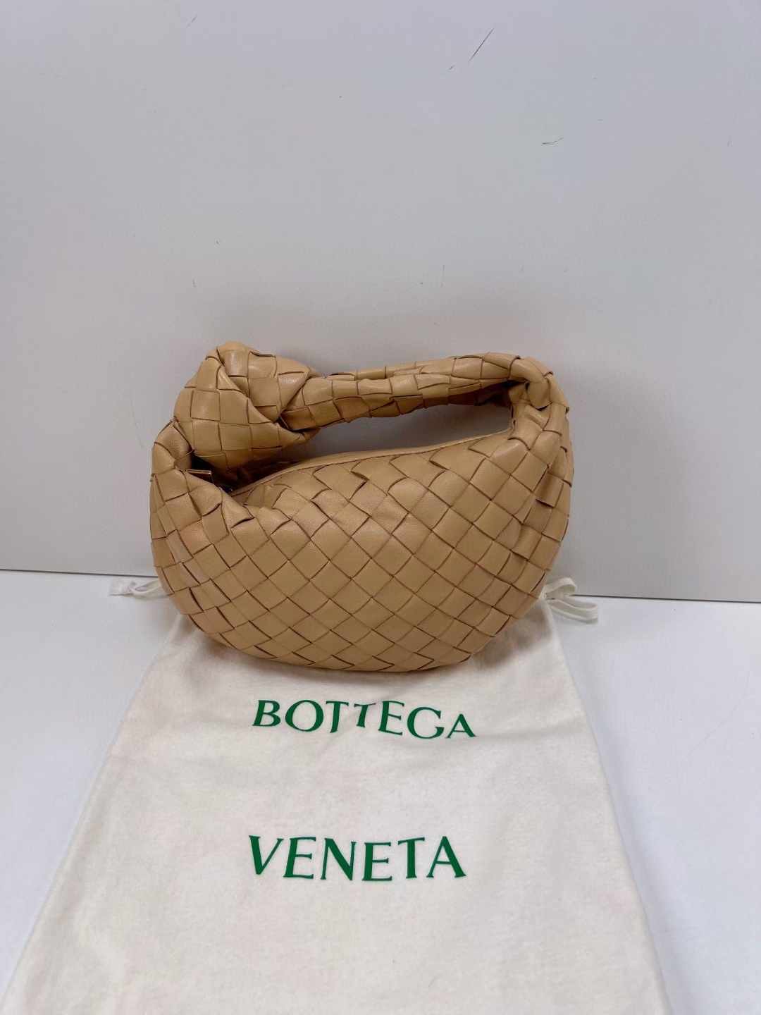 Bottega Veneta 葆蝶家 奶茶色Jodie扭结包