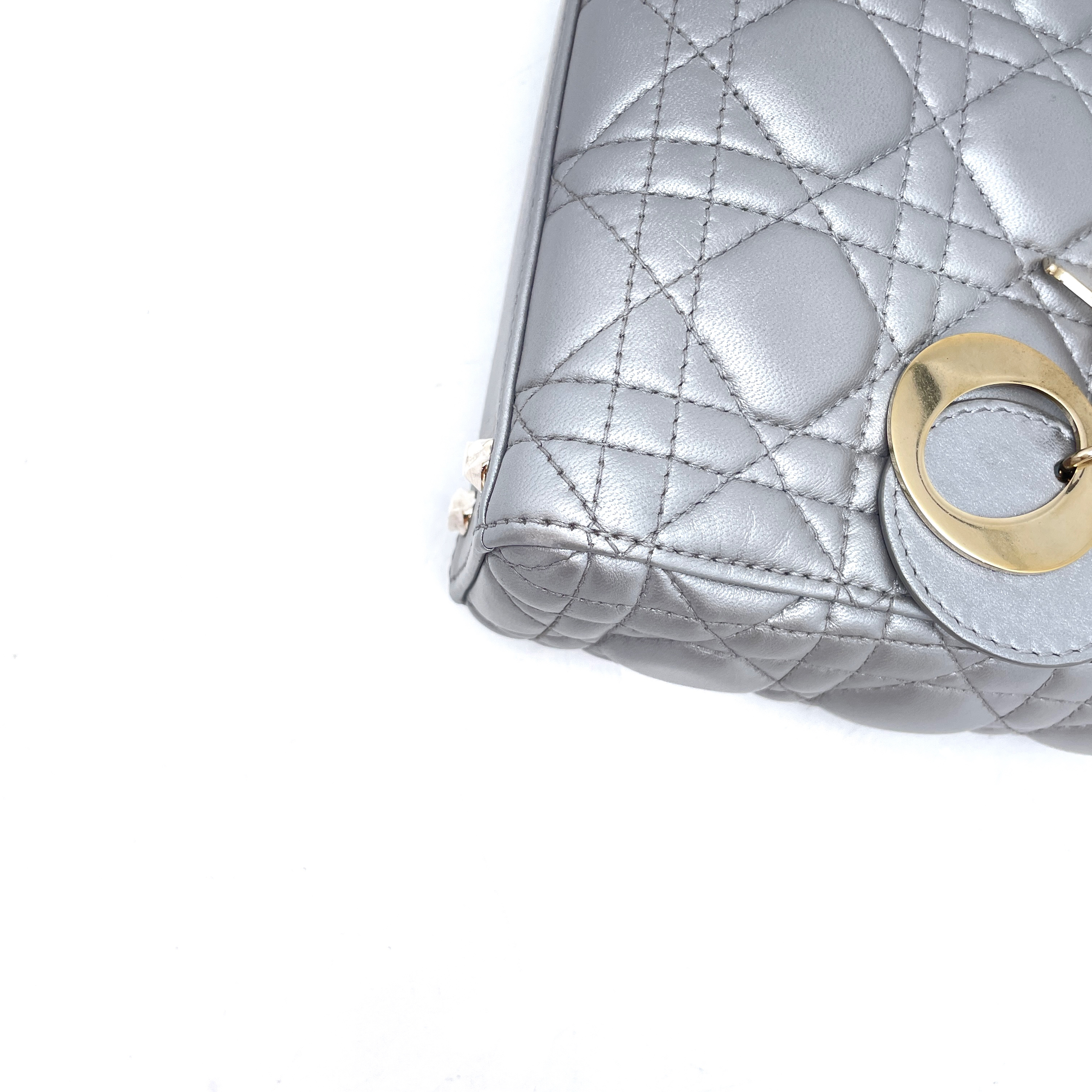 Dior迪奥 珠光灰三格戴妃链条包 Dior/❤️迪奥戴妃三格小羊皮珠光灰🔥金扣、最火的灰色小巧可爱，也是最抢手的号🌸🌸🌸20年编码，白富美必入单品之一🔥专柜39500，这个现货好价1W+💰